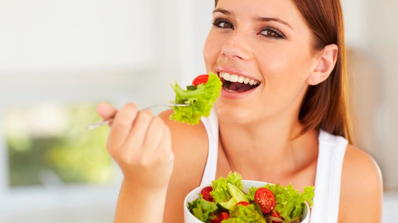 Eating vegetable salad on a lazy diet