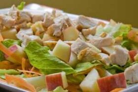 Salad with apples and chicken to treat diabetes
