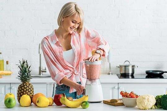 girl preparing weight loss smoothie in blender